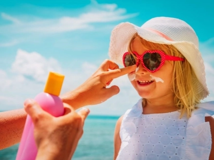 Consejos de COFENAT para hidratar y cuidar la piel y el pelo en verano